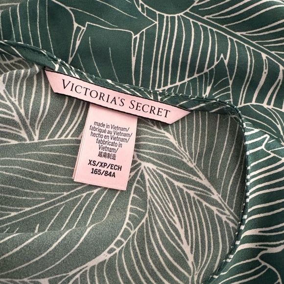 Victoria's Secret Green Leaf Pattern Cami - Picture 3 of 3